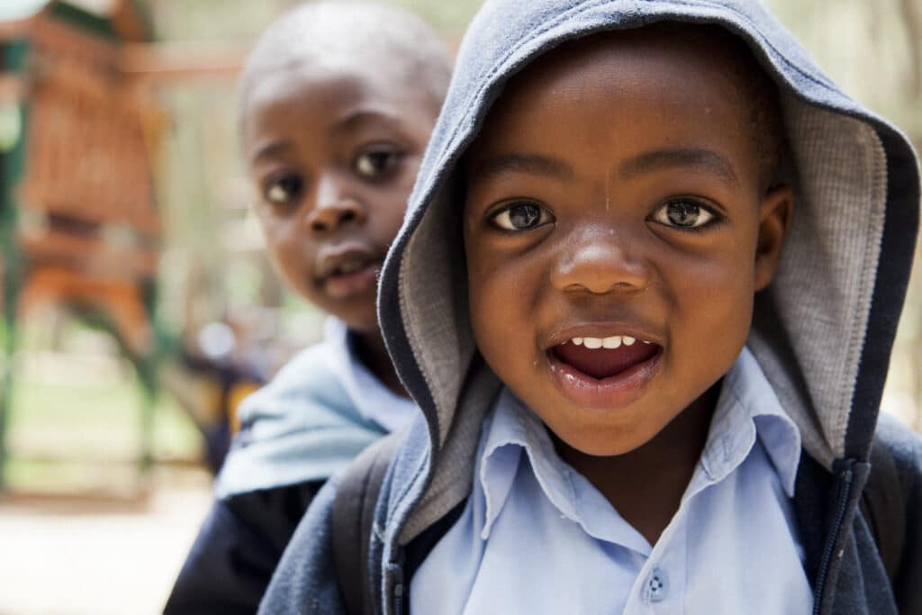 Kinder freuen sich auf den Schulbesuch