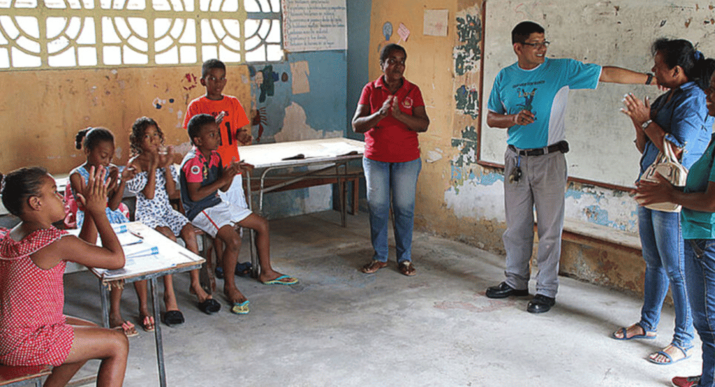 Kinder besuchen die Schule in Esmeraldas in Ecuador