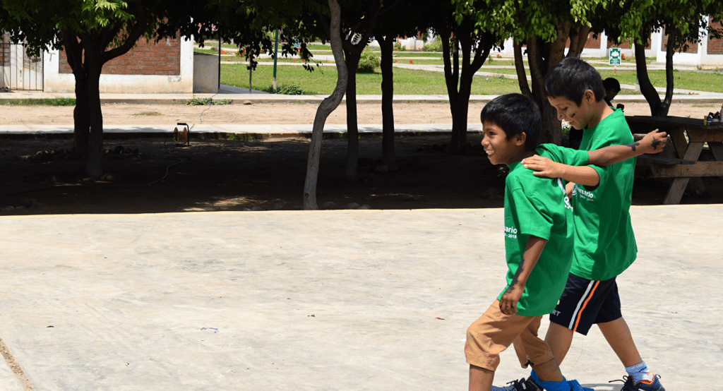 Bei NPH Peru spielen zwei Buben Fußball